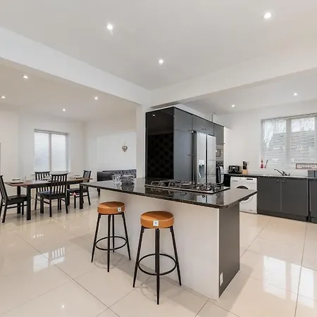 King Of North - Ls17 - Private Parking - Sleeps 10 Holiday home