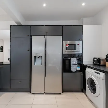 King Of North - Ls17 - Private Parking - Sleeps 10 Leeds (West Yorkshire)