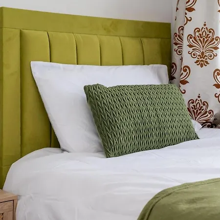 King Of North - Ls17 - Private Parking - Sleeps 10 Holiday home