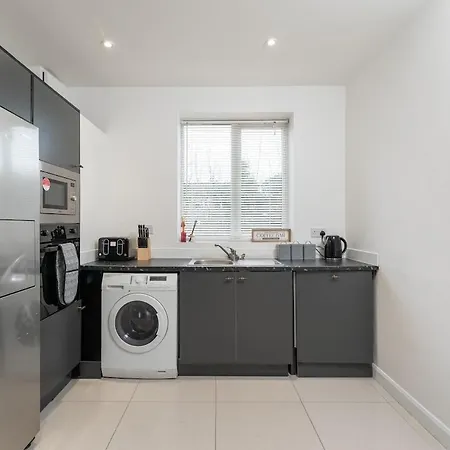 King Of North - Ls17 - Private Parking - Sleeps 10