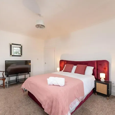 Holiday home King Of North - Ls17 - Private Parking - Sleeps 10 *