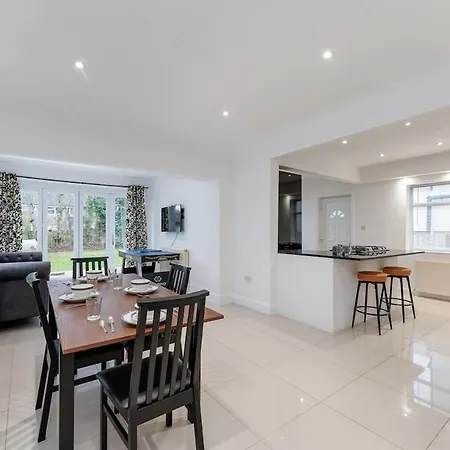 King Of North - Ls17 - Private Parking - Sleeps 10 Leeds (West Yorkshire)