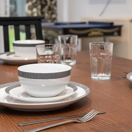 King Of North - Ls17 - Private Parking - Sleeps 10 Holiday home Leeds (West Yorkshire)