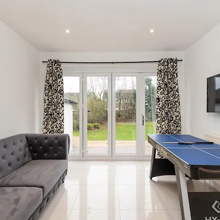 King Of North - Ls17 - Private Parking - Sleeps 10 Leeds (West Yorkshire)