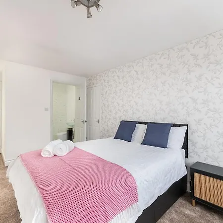 King Of North - Ls17 - Private Parking - Sleeps 10 Leeds (West Yorkshire)