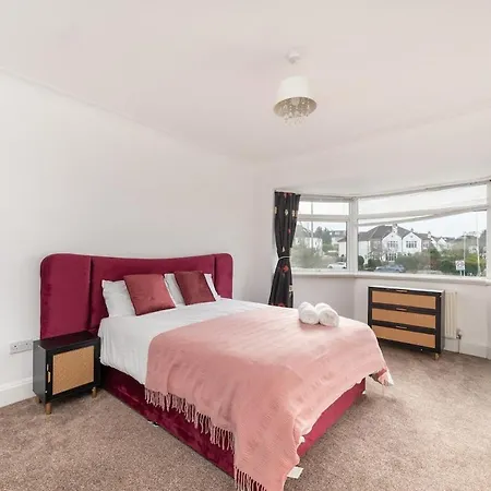 King Of North - Ls17 - Private Parking - Sleeps 10 Leeds (West Yorkshire)