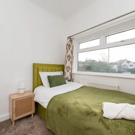 King Of North - Ls17 - Private Parking - Sleeps 10 Holiday home Leeds (West Yorkshire)