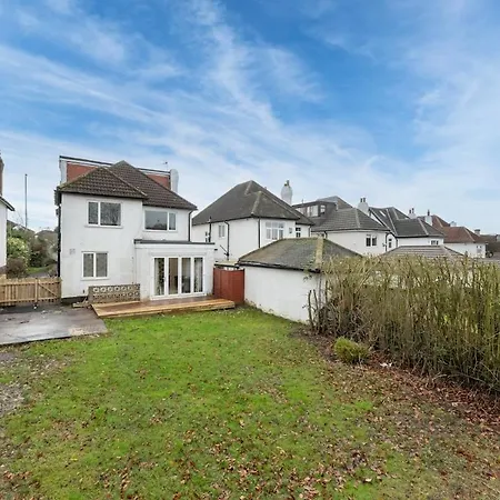King Of North - Ls17 - Private Parking - Sleeps 10 *