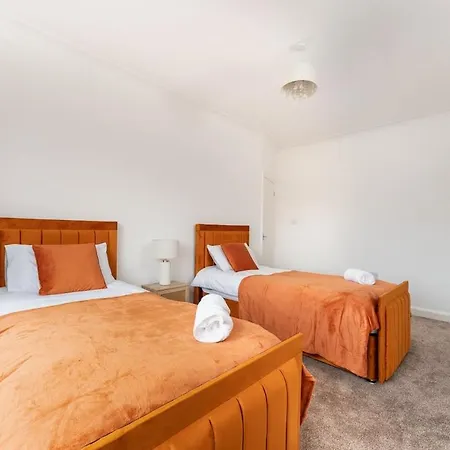 King Of North - Ls17 - Private Parking - Sleeps 10 Holiday home