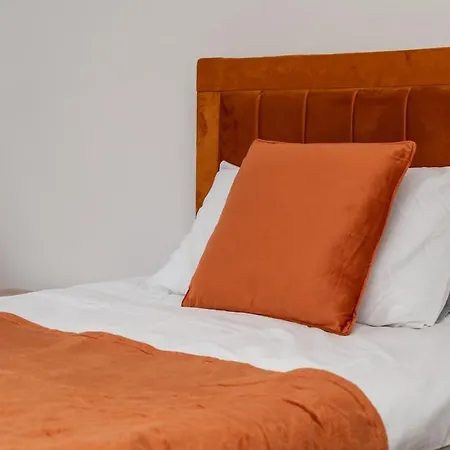 King Of North - Ls17 - Private Parking - Sleeps 10