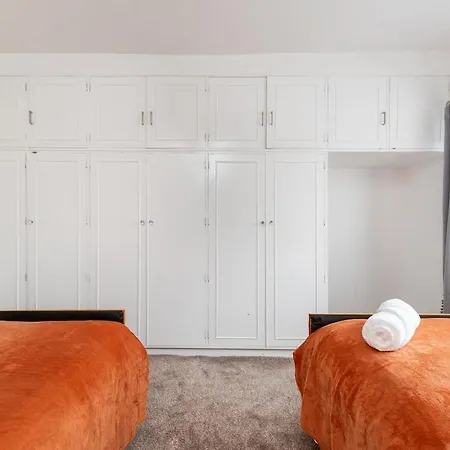 King Of North - Ls17 - Private Parking - Sleeps 10 Holiday home Leeds (West Yorkshire)