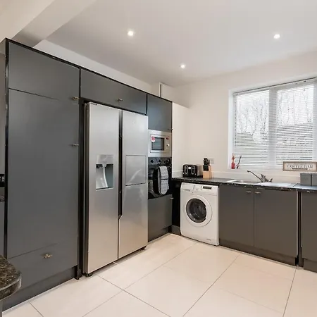 King Of North - Ls17 - Private Parking - Sleeps 10 Holiday home