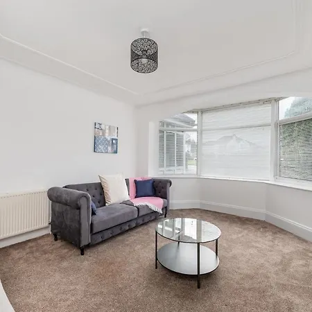 Holiday home King Of North - Ls17 - Private Parking - Sleeps 10 *