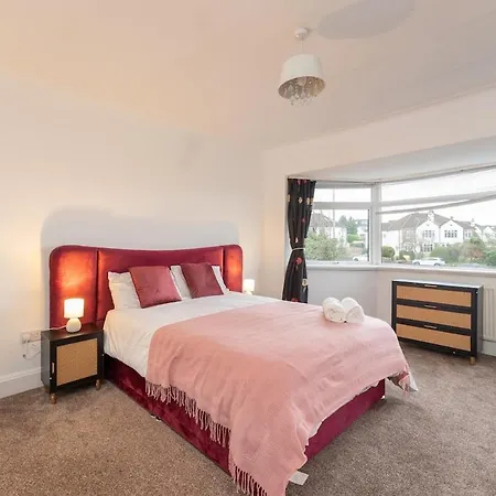 King Of North - Ls17 - Private Parking - Sleeps 10 Holiday home *
