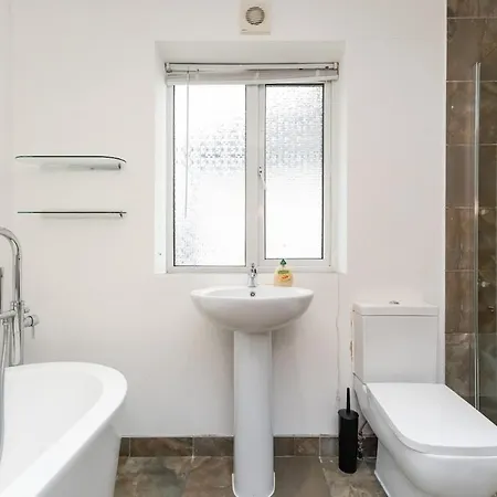 King Of North - Ls17 - Private Parking - Sleeps 10 *