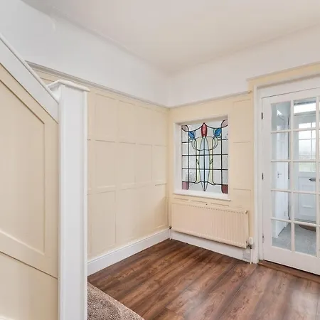 Holiday home King Of North - Ls17 - Private Parking - Sleeps 10 *