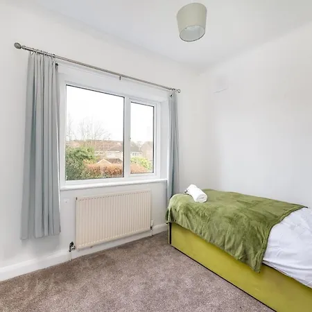 King Of North - Ls17 - Private Parking - Sleeps 10 Holiday home Leeds (West Yorkshire)