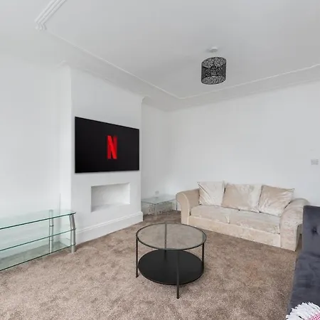 King Of North - Ls17 - Private Parking - Sleeps 10 Holiday home