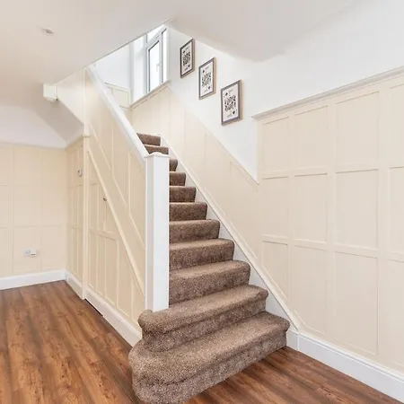 King Of North - Ls17 - Private Parking - Sleeps 10 Leeds (West Yorkshire)