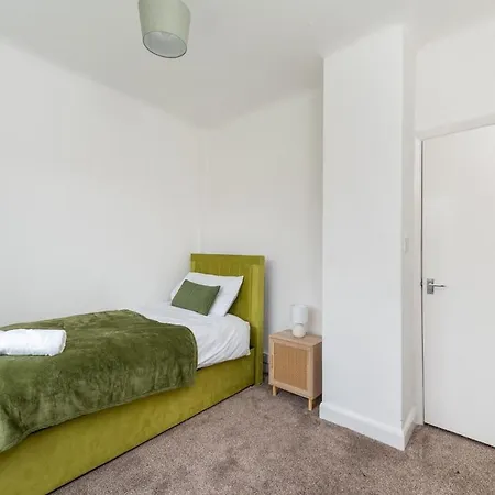 King Of North - Ls17 - Private Parking - Sleeps 10 Holiday home Leeds (West Yorkshire)