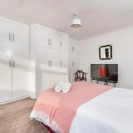 Holiday home King Of North - Ls17 - Private Parking - Sleeps 10 Leeds (West Yorkshire)