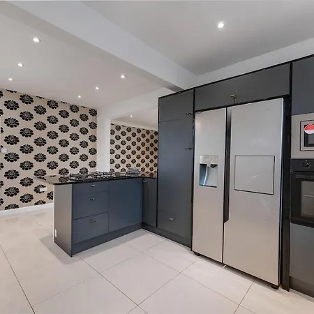 Holiday home King Of North - Ls17 - Private Parking - Sleeps 10 *