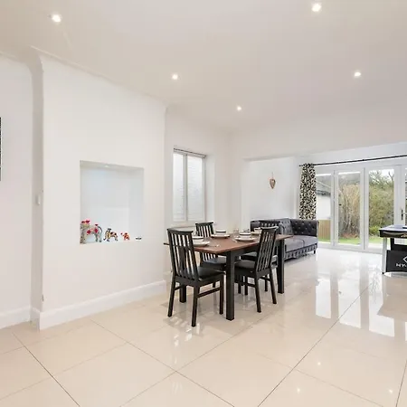 King Of North - Ls17 - Private Parking - Sleeps 10 * Leeds (West Yorkshire)